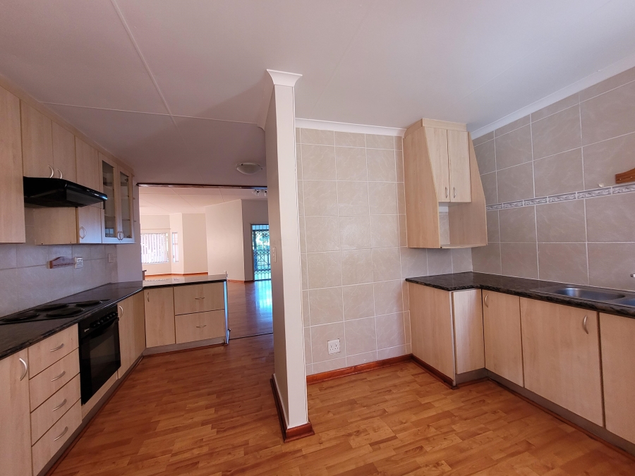 To Let 4 Bedroom Property for Rent in Wavecrest Eastern Cape